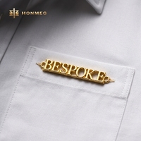 Pelat Logo Merek Kustom HONMEO Desain OEM Paduan Seng Label Logam Jeans Berukir Timbul Tag Pakaian & Sepatu