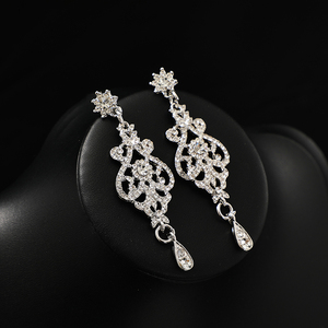 ชุดเครื่องประดับแฟชั่นสำหรับเจ้าสาวผู้หญิงสไตล์ยุโรปและอเมริกาชุดเครื่องประดับสร้อยคอพลอยเทียมสีขาวประดับพลอยเทียมชุบทอง - Product Image 5