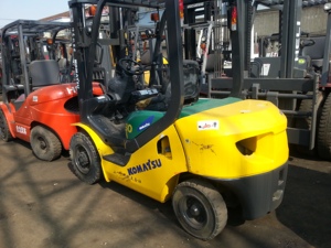 Premium Used Komatsu FD30 Forklift 3 Ton Diesel with <b>Side</b> Shifter and High Efficiency for Warehouse 4.5 meters high - Product Image 3