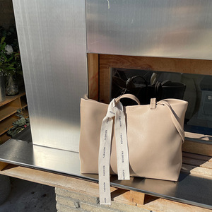 Bolso Tote Estilo Coreano Color Café, Cuero PU Suave, Gran Capacidad, Bolso de Hombro para Mujer, para Uso Diario, Cierre Magnético con Letra - Product Image 3