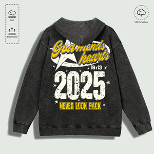 Sweat à capuche 100% coton lavé avec inscription graphique « Dieu répare les cœurs 2025 Ne regardez jamais en arrière », plusieurs couleurs - Product Image 1