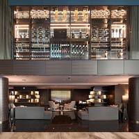 Comptoir de bar DJ moderne de luxe en acier inoxydable de Foshan avec armoire à vin mobile en verre transparent pour salon, hôtel, refroidisseur à vin
