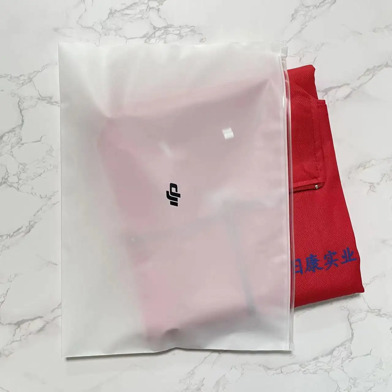 Sacchetto di plastica con chiusura a Zip per imballaggio smerigliato con chiusura a cerniera personalizzata con Logo personalizzato per borsa per abbigliamento borsa con chiusura a Zip smerigliata