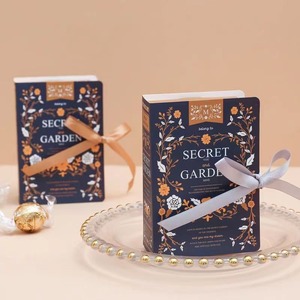 Caja de regalo de cartón con forma de libro, magnética, con cinta, personalizable según las necesidades. - Product Image 2