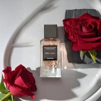 Flacon de parfum en verre transparent de luxe personnalisé avec un design imprimé, 30 ml, 100 ml, 50 ml, carré, premium, vide, avec bouchon noir