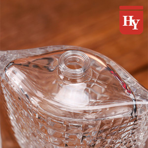 Flacone di Profumo di Lusso <span class=keywords><strong>La</strong></span> <span class=keywords><strong>Vita</strong></span> E Bella da 75ml con Motivo <span class=keywords><strong>a</strong></span> Squame di Pesce e Foulard in Seta Rosa per Confezioni di Profumi - Product Image 6