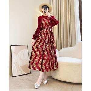 เดรสยาวปานกลางลายทางสไตล์แฟชั่นสำหรับผู้หญิงช่วงฤดูใบไม้ร่วง จับจีบระบายช่วงเอวทรงหลวม แขนยาว ดีไซน์หรูหรา เป็นมิตรกับสิ่งแวดล้อม ระบายอากาศได้ดี - Product Image 2