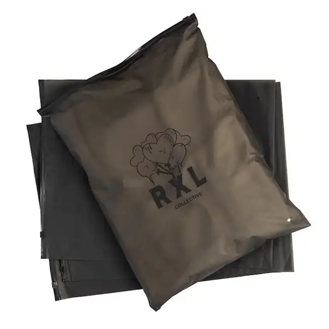 Personnalisé Mat Noir Translucide De Luxe En Plastique Cpe Givré Foncé Zipper Sacs Ziplock Polybags Pour Vêtements T Shirt T-Shirt