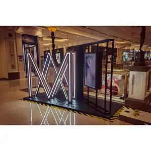 ショッピングモール展示デザイン中央広告ディスプレイ用のカスタムLEDスクリーン