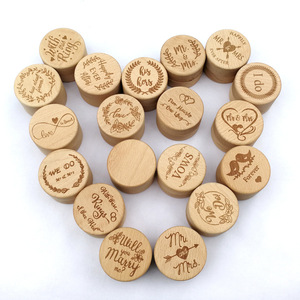 Boîte à bagues en bois personnalisée pour mariage et fiançailles, boîte à bagues de style antique sculpté, cadeau souvenir unique pour Monsieur et Madame - Product Image 1