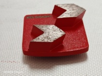 Bloc de meulage diamanté Husqvarna Redi Lock à double segment en forme de flèche pour le meulage des sols en béton souple, l'élimination de l'époxy et la restauration des sols