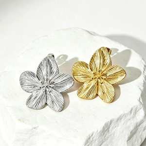 Boucles d'oreilles clips en acier inoxydable couleur or 18 carats, hypoallergéniques, motif floral texturé, pour femmes - Product Image 3