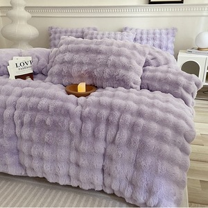 Set di Biancheria da Letto in Velluto Latte Tinta Unita, Set Quattro Pezzi in Pelliccia di Coniglio Colorata, Stile Quattro Stagioni - Product Image 3