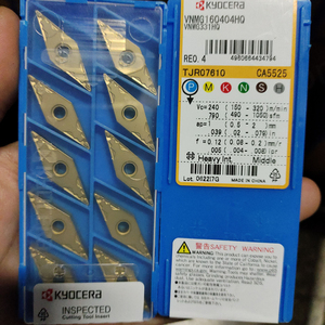 เม็ดมีดคาร์ไบด์สำหรับกลึงภายนอก VNMG160404HQ-CA5525 OEM รูปทรงข้าวหลามตัด เคลือบแข็งพิเศษ สำหรับเครื่องกลึง CNC ผลิตจากเหล็กทังสเตนของ KyoceraS ประเทศญี่ปุ่น - Product Image 6
