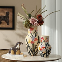 Vase en céramique Flolenco peint à la main avec un motif floral en relief, motif de lys, vase décoratif rustique et artistique pour table, ornement artistique