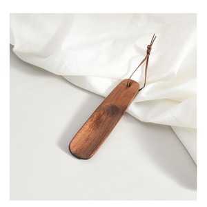 Vente en gros usine : Chausse-pied <span class=keywords><strong>de</strong></span> luxe en <span class=keywords><strong>bois</strong></span> à long manche <span class=keywords><strong>pour</strong></span> femmes enceintes – Durable, gravure laser, <span class=keywords><strong>couleur</strong></span> <span class=keywords><strong>bois</strong></span> <span class=keywords><strong>de</strong></span> noyer - Product Image 4