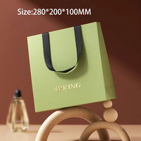 Offre Spéciale sacs en papier kraft colorés poignée de ruban logo imprimé offset pour les fêtes d'enfants adultes cadeaux emballage de vêtements pour la nourriture