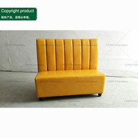 Mobilier de restaurant commercial : banquette en cuir jaune, table à manger en marbre et chaises de restaurant à dossier incurvé