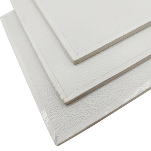 Beaux carreaux de plafond en gypse PVC avec arrière en papier d'aluminium dans linyi city - Product Image 1