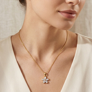 B081 Collier en acier inoxydable plaqué or 18 carats, bijoux fantaisie, pendentif fleur à cinq pétales en zircon, collier élégant et luxueux - Product Image 3
