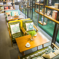 Canapé en cuir de style vintage avec table en bois pour café rétro, librairie, salon de thé et restaurant de restauration rapide