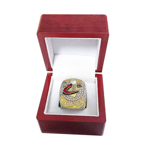 Juego de 4 Anillos de Campeonato de <span class=keywords><strong>LeBron</strong></span> <span class=keywords><strong>James</strong></span> MVP 2020, Geométricos, Chapados en Oro de 18k, con Caja de Madera - Product Image 4