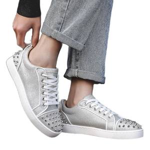 Zapatos de plataforma con tachuelas estilo punk para hombre, zapatos casuales únicos y personalizados, zapatos modernos de caña baja versátiles y deportivos - Product Image 1