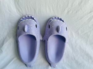 H008 Pantofole a Forma di Squalo Viola in EVA con Suola Morbida, Taglie 36 37 38 39, per Tutte le Stagioni, Uso Domestico - Product Image 1