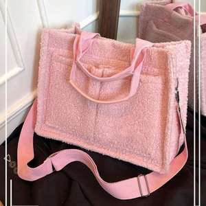กระเป๋าช้อปปิ้งสีชมพูแบบขายส่ง มีหลายช่องใส่ของ  พร้อมสายสะพายไหล่  รับสกรีนโลโก้  ทนทาน เหมาะสำหรับใส่ของชำ - Product Image 1
