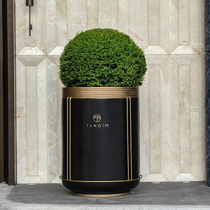 Les jardinières publiques pour les affaires en plein air ne sont pas seulement des conteneurs pour les fleurs; ils sont aussi les «petits cadres» de la ville - Product Image 3