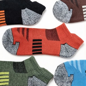 Chaussettes de sport basses personnalisées à marque privée, chaussettes courtes tendance bicolores, chaussettes bateau décontractées à tube court, vente en gros OEM - Product Image 3