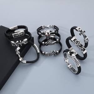 Bracciale in Pelle con Ancora in Acciaio Inox Placcato Argento, Gioiello Unisex di Moda Marina - Product Image 1