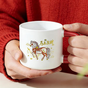 Tasse en céramique avec motif de dessin animé de l'année du cheval, cadeau mignon du nouvel an pour usage général, poignée rouge, corps blanc - Product Image 1