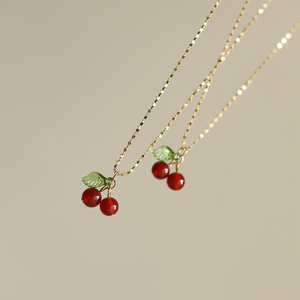 Collier tendance pour femme en acier inoxydable plaqué or 18 carats avec chaîne à maillons ondulés et pendentif cerise en agate calcédoine pour soirée - Product Image 4