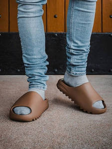 Pantoufles de haute qualité à bout rond, semelle épaisse, respirantes, antidérapantes, légères, confortables, dessus en EVA, toutes saisons, pour hommes et femmes - Product Image 4