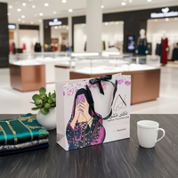 Sac en papier kraft de luxe avec estampage à chaud doré, pelliculage mat rose, poignée à cordon, emballage boutique pour bijoux, cadeaux et vêtements en gros