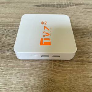 Boîtier <span class=keywords><strong>TV</strong></span> intelligent certifié pour le divertissement à domicile, l'hôtel et le bureau, avec WiFi double bande 5G stable et télécommande vocale - Product Image 1