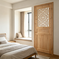 Porte intérieure battante sur mesure en bois massif de sapin avec grille symétrique, porte en bois pratique