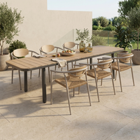 Table de salle à manger extensible d'extérieur avec structure en aluminium thermolaqué et plateau en bois composite, idéale pour villa et jardin