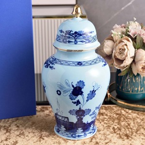 Vase en céramique de style chinois traditionnel avec motif floral intemporel, pot décoratif de style temple pour la maison, le salon ou l'entrée. - Product Image 2