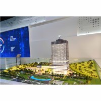 Le fabricant fournit un modèle architectural de style conceptuel à l'échelle 1:150 pour le projet d'immeuble de bureaux.