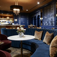 Banquettes de restaurant modernes et colorées en demi-cercle, sièges en forme de S, canapé d'angle, ensemble de table à manger en bois pour hôtel, intérieur