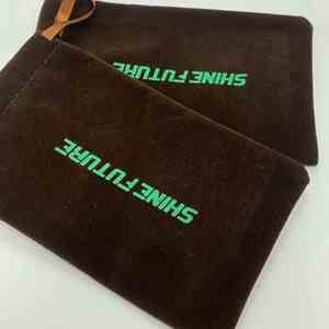 Pochette en velours personnalisée avec logo, finition mate et revêtement UV, pour bijoux, avec cordon de serrage en daim - Product Image 5