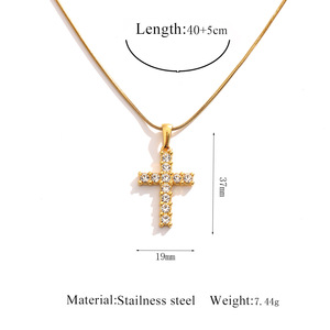 Collana con Pendente a Croce in Acciaio Inossidabile Placcato Oro, con Zirconia Cubica e Catena a Serpente, Stile Gotico Religioso Stratificato - Product Image 6