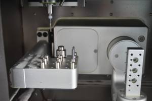 Yucera - Máquina Dental de Fresado Húmedo de 6 Ejes para Zirconia, PMMA, Vidrio y Cerámica - Product Image 4