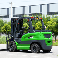 Chariot élévateur électrique de 4 tonnes, certifié CE, adapté aux entrepôts logistiques des centres de distribution.