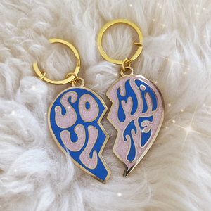 Gantungan kunci Glitter hadiah teman terbaik gantungan kunci Enamel keras S/2 hati terpisah Soulmate desain berkilau - Product Image 6