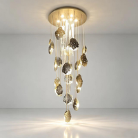 Grand lustre pour escalier en colimaçon, moderne et luxueux, en cuivre forgé à la main avec texture martelée, lampe suspendue LED, cristaux transparents en forme de glaçon, doré