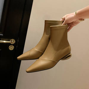 Botines de tacón grueso, modernos, versátiles y elegantes, de media caña, para otoño e invierno. - Product Image 1