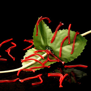 Señuelos de silicona de 2 cm con forma de larvas de sangre simuladas para pesca en agua dulce - Product Image 1